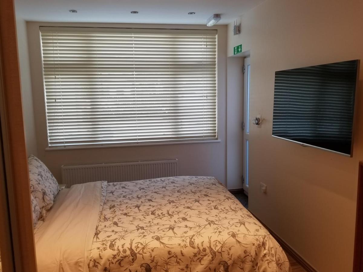 London Luxury Apartment 4 Bedroom Sleeps 12 People With 4 Bathrooms 1 Min Walk From Station Wanstead Экстерьер фото