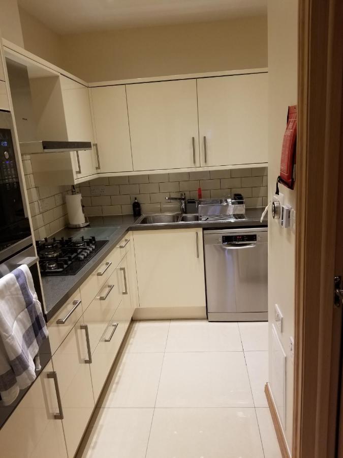 London Luxury Apartment 4 Bedroom Sleeps 12 People With 4 Bathrooms 1 Min Walk From Station Wanstead Экстерьер фото